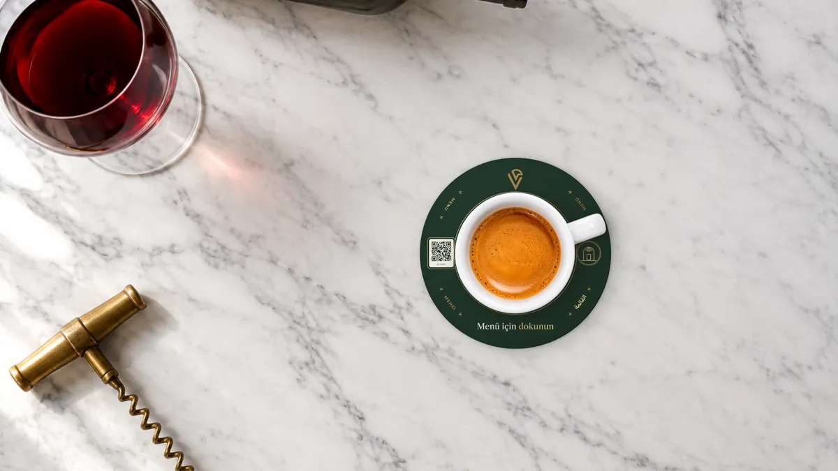 Espresso ve şarap altlığı, üstünde espresso fincanı, çevresinde logo ve QR
