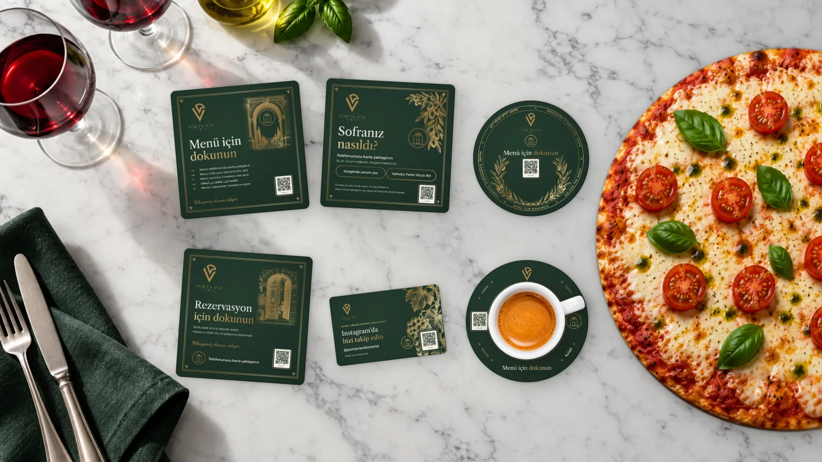 Altı NFC kart beyaz mermer bir masada, Porta Via'nın kendi pizzası ve bir espresso fincanıyla